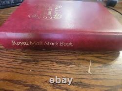 Collection de timbres du monde entier dans un album plein de timbres neufs et utilisés Royal Mail HK