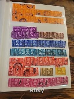 Collection de timbres du monde entier dans un album plein de timbres neufs et utilisés Royal Mail HK