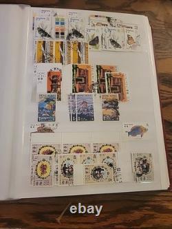 Collection de timbres du monde entier dans un album plein de timbres neufs et utilisés Royal Mail HK