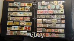 Collection de timbres du monde entier dans un classeur à trois anneaux sur pages noires est de 2 000 timbres.