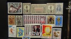 Collection de timbres du monde entier dans un classeur à trois anneaux sur pages noires est de 2 000 timbres.