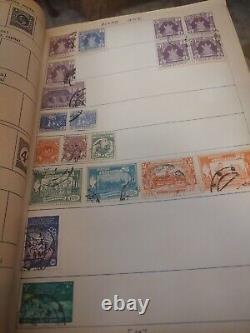 Collection de timbres du monde entier nichée dans un album vintage Whitman de 1935. Nostalgie+