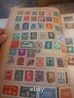 Collection de timbres du monde entier nichée dans un album vintage Whitman de 1935. Nostalgie+