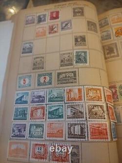 Collection de timbres du monde entier nichée dans un album vintage Whitman de 1935. Nostalgie