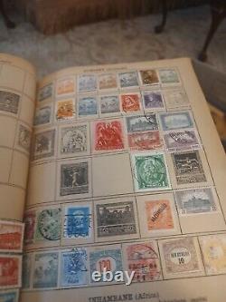 Collection de timbres du monde entier nichée dans un album vintage Whitman de 1935. Nostalgie+