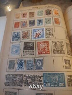 Collection de timbres du monde entier nichée dans un album vintage Whitman de 1935. Nostalgie