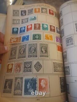 Collection de timbres du monde entier nichée dans un album vintage Whitman de 1935. Nostalgie