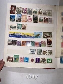 Collection de timbres internationaux vintage et classeur d'environ 550 exemplaires différents