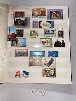 Collection de timbres internationaux vintage et classeur d'environ 550 exemplaires différents