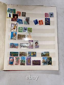 Collection de timbres internationaux vintage et classeur d'environ 550 exemplaires différents