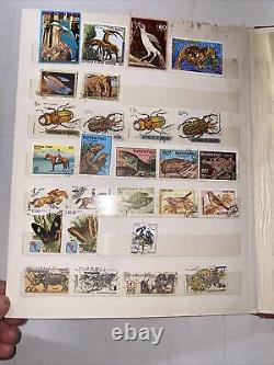 Collection de timbres internationaux vintage et classeur d'environ 550 exemplaires différents