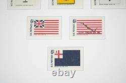 Collection de timbres neufs de plus de 825 pièces des États-Unis de 1965 à 1984, conservée dans un album Light House.