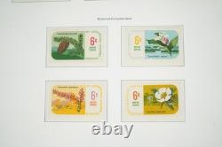 Collection de timbres neufs de plus de 825 pièces des États-Unis de 1965 à 1984, conservée dans un album Light House.