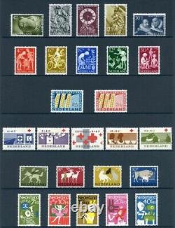 Collection de timbres neufs et oblitérés de 1927 à 2010 dans 3 albums. Valeur catalogue £2,688.00.