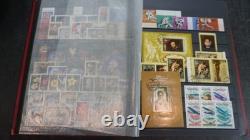 Collection de timbres russes dans un grand album de stock