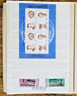 Collection de timbres soviétiques dans un classeur 1978-1991