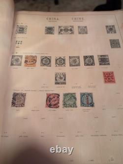 Collection de timbres vintage Plus du monde entier des années 1800 dans un album Schwanberg Briefmarken