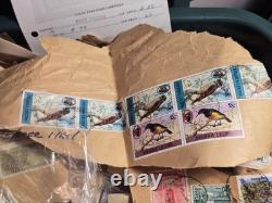 Collection de timbres vintage d’une succession à vie 50k-100k+ timbres, bac de 15 lb + album Harris Pr