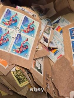 Collection de timbres vintage d’une succession à vie 50k-100k+ timbres, bac de 15 lb + album Harris Pr