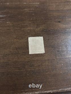 Collection de timbres vintage et modernes avec un timbre d'un cent et une boîte en bois vintage