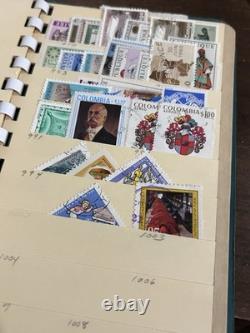 Collection de timbres vintage et modernes avec un timbre d'un cent et une boîte en bois vintage