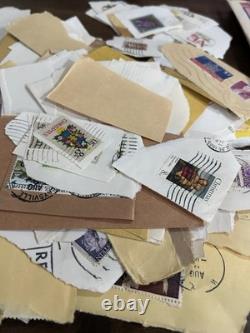 Collection de timbres vintage et modernes avec un timbre d'un cent et une boîte en bois vintage