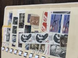 Collection de timbres vintage et modernes avec un timbre d'un cent et une boîte en bois vintage