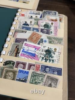Collection de timbres vintage et modernes avec un timbre d'un cent et une boîte en bois vintage