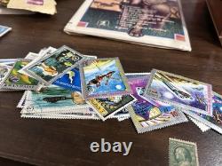 Collection de timbres vintage et modernes avec un timbre d'un cent et une boîte en bois vintage
