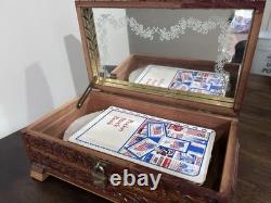 Collection de timbres vintage et modernes avec un timbre d'un cent et une boîte en bois vintage