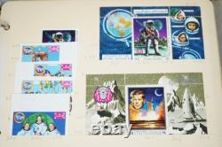 Collection du Yémen de plus de 700 timbres neufs et utilisés, rangés dans un album déchiré sur des pages de stockage.