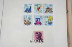 Collection mondiale G 1981-2000 de plus de 2 750 timbres neufs et oblitérés dans un album Scott