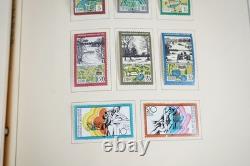 Collection mondiale G 1981-2000 de plus de 2 750 timbres neufs et oblitérés dans un album Scott