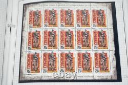 Collection mondiale de la Seconde Guerre mondiale de 165 timbres et 60 feuillets-souvenir stockés dans un album