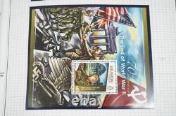 Collection mondiale de la Seconde Guerre mondiale de 165 timbres et 60 feuillets-souvenir stockés dans un album