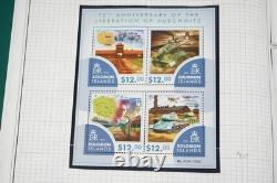 Collection mondiale de la Seconde Guerre mondiale de 165 timbres et 60 feuillets-souvenir stockés dans un album