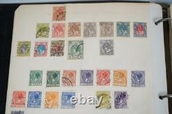 Collection mondiale de plus de 1 100 timbres neufs et oblitérés, conservés dans un album