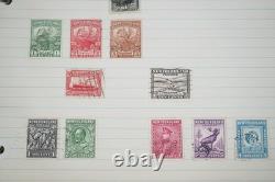 Collection mondiale de plus de 1 100 timbres neufs et oblitérés, conservés dans un album