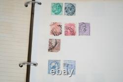 Collection mondiale de plus de 1 100 timbres neufs et oblitérés, conservés dans un album