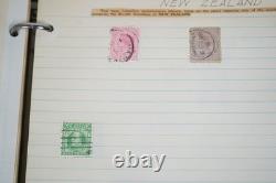 Collection mondiale de plus de 1 100 timbres neufs et oblitérés, conservés dans un album