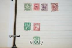 Collection mondiale de plus de 1 100 timbres neufs et oblitérés, conservés dans un album