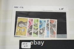 Collection mondiale de plus de 1 200 timbres neufs et usagés stockés dans un livre de collection Filabo