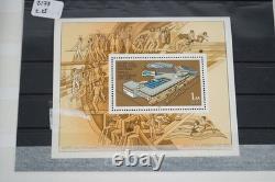 Collection mondiale de plus de 1 200 timbres neufs et usagés stockés dans un livre de collection Filabo