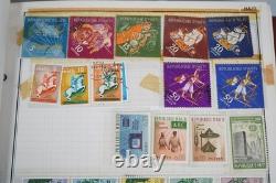 Collection mondiale de plus de 1 250 timbres neufs et oblitérés, conservés dans un album Harris