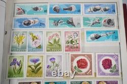 Collection mondiale de plus de 1 250 timbres neufs et oblitérés, conservés dans un album Harris