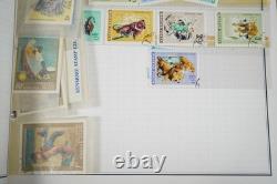 Collection mondiale de plus de 1 250 timbres neufs et oblitérés, conservés dans un album Harris
