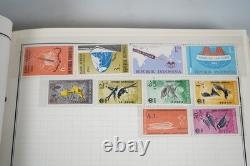 Collection mondiale de plus de 1 250 timbres neufs et oblitérés, conservés dans un album Harris