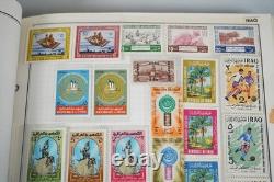Collection mondiale de plus de 1 250 timbres neufs et oblitérés, conservés dans un album Harris