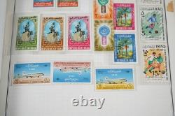 Collection mondiale de plus de 1 250 timbres neufs et oblitérés, conservés dans un album Harris
