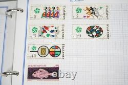 Collection mondiale de plus de 3 000 timbres neufs et utilisés stockés dans un album Mystic